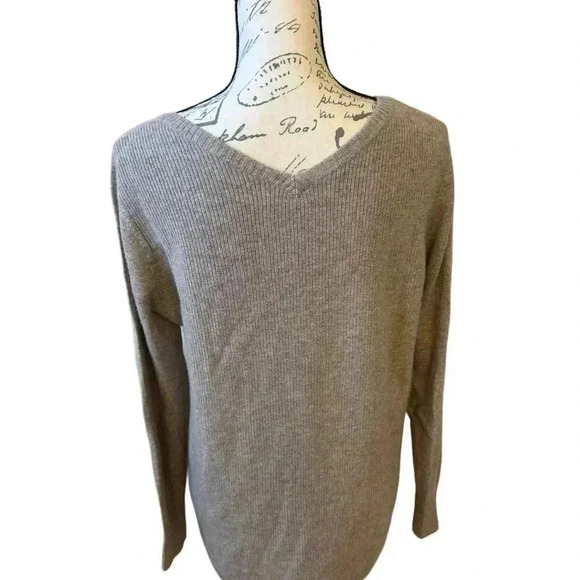 QUINN Cashmere Sweater - Picture 3 of 12